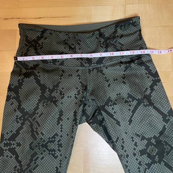 Lululemon Wunder Under Crop - Size 4 - Picture 10 of 11